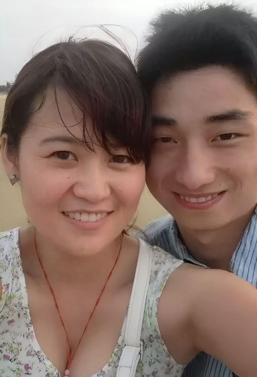 湖北武汉美艳女老师 吕梁玉 出轨淫片流出 清纯研究生变骚浪小母狗 撅臀被猛操私生活淫荡到爆！ 封面