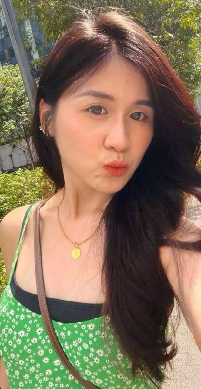 广州极品反差母狗 易希芸 趁男友出差约炮其好兄弟 主动晃臀榨精骚得一批！ 封面