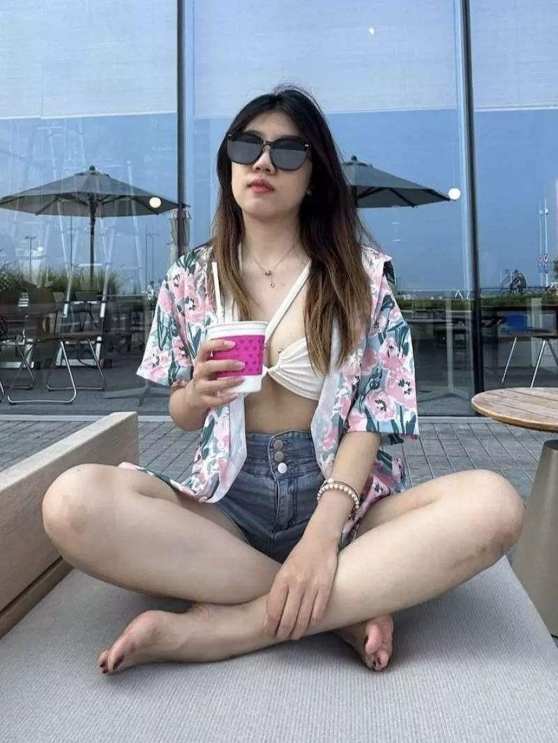 杭州极品反差02年美甲店美容师 王丽婷 跟团旅游勾搭同行单男 被操得乳波荡漾骚到爆！ 封面