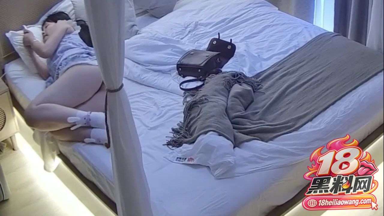 酒店监控真实偷拍 极品骚货深夜看黄片 情欲高涨难以自控 狂抠多毛骚穴自慰 高潮无比销魂！ 封面