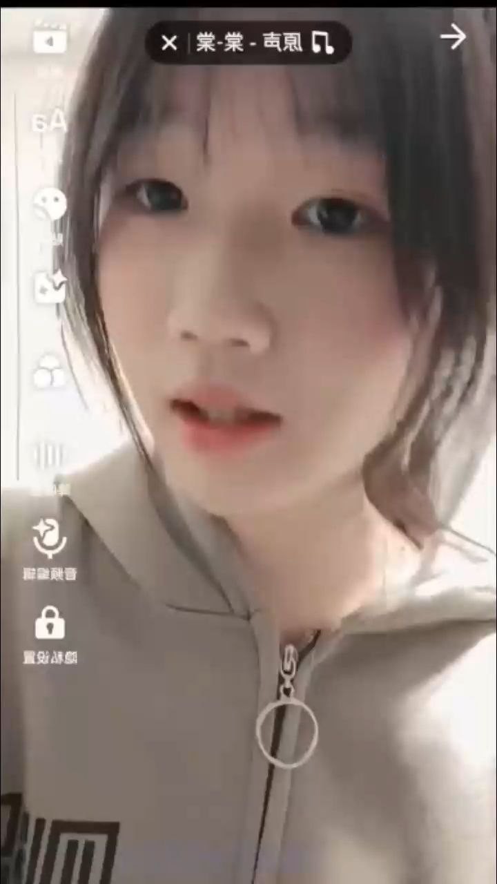 杭州18岁清纯高三嫩妹（已成年） 王怡然 被网络大神操控调教 自拍各种视频 内容劲爆！ 封面