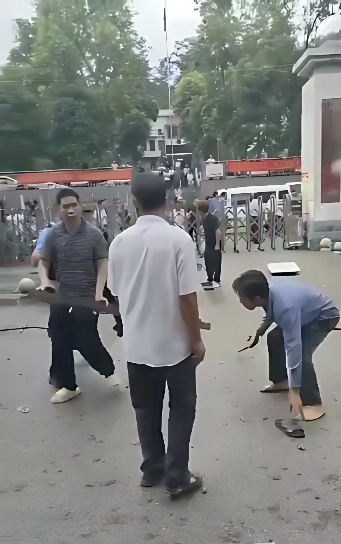 广西崇左镇政府前土地纠纷爆发 村民持刀互殴 网传一人死亡多人伤 封面