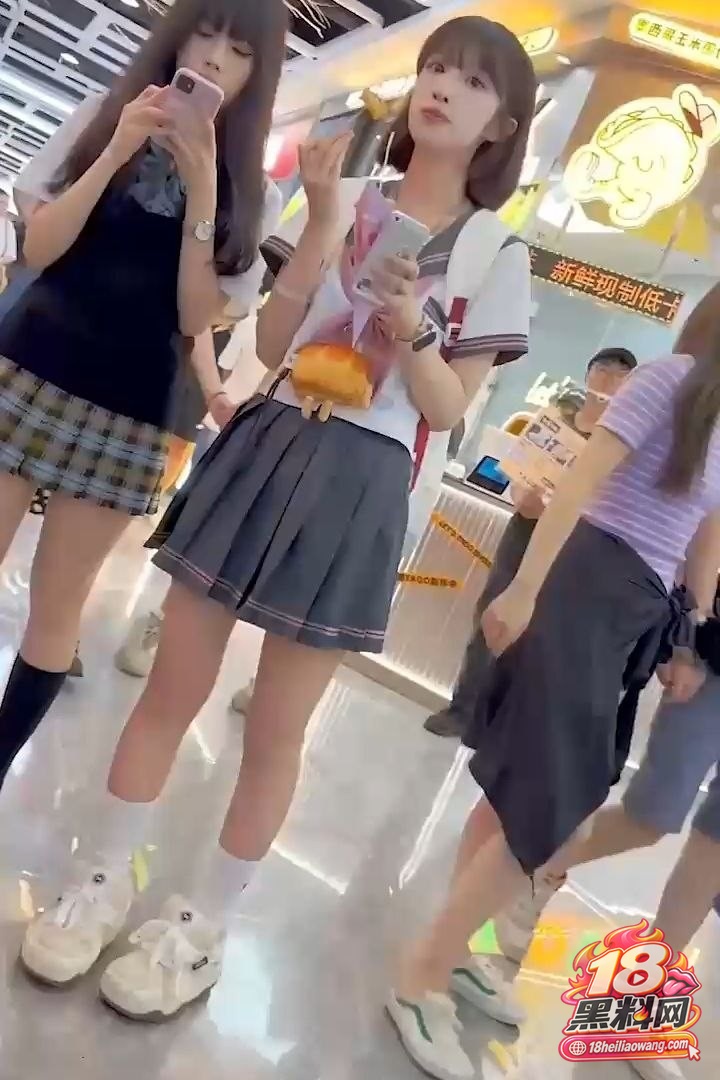 街头偷拍系列！抄底水手服小姐姐和闺蜜 白内裤紧夹嫩穴一摇一晃超级性感！ 封面