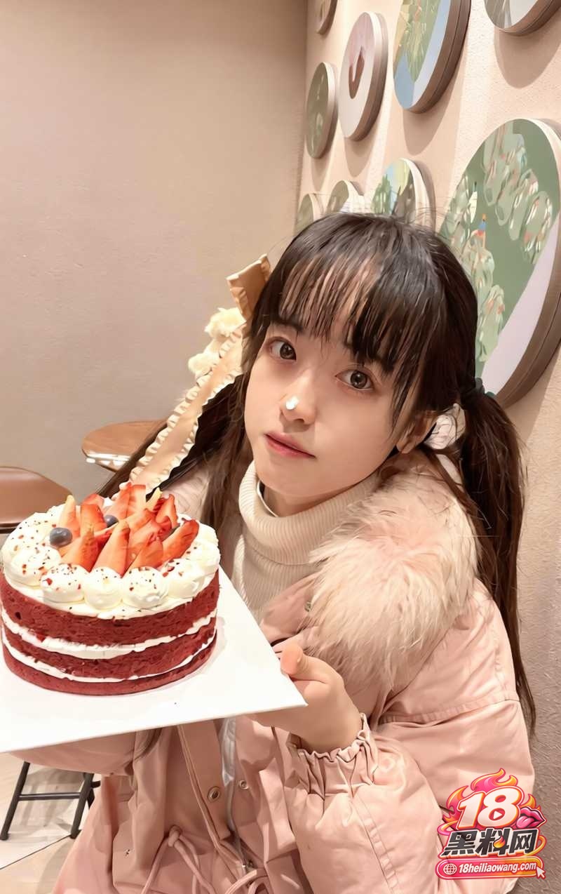 上海爱玩Cosplay的清纯甜妹与男友性爱日常 表面乖巧私下超放浪 反差拉满！ 封面
