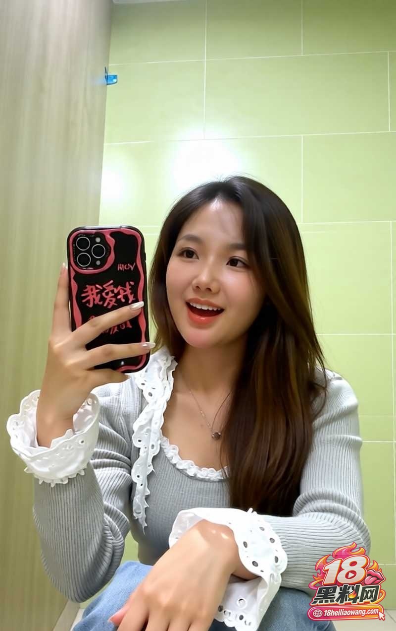 偷拍酒吧女厕黑丝JK美女 蹲下瞬间裙摆掀起 粉嫩私密地带一览无遗！ 封面