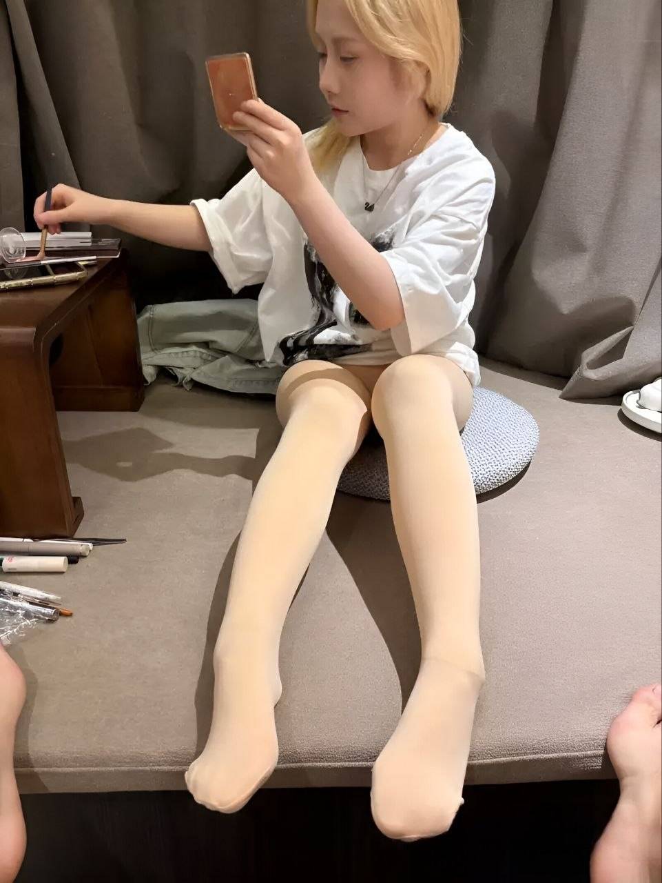 湖北极品黄毛精神小妹 李丹 与男友酒店性爱自拍流出！身穿制服肉丝口足并用挑逗肉棒 骑乘后入抽插无套猛怼蜜穴！ 封面