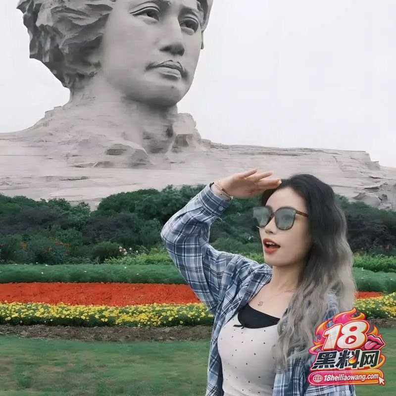 三亚拜金女 周书婷 与富豪酒店开房 骚穴被无套疯狂打桩 每一下浪叫都是为了金钱！ 封面