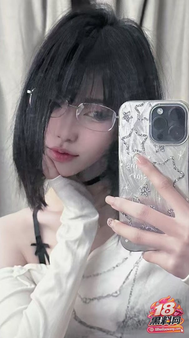 女大生被金主包养视频流出，给爸爸吃鸡口交后入，极品颜值和身材，菊花貌似也开发过了！ 封面