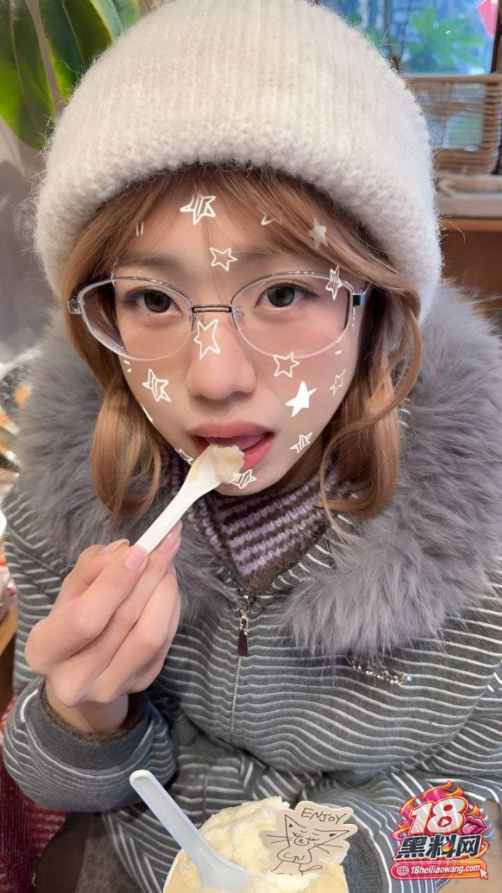 上海极品反差婊 王芳 和男友性爱私拍流出 从懵懂青涩到疯狂扭腰榨精 完全沉沦在肉欲之中！ 封面
