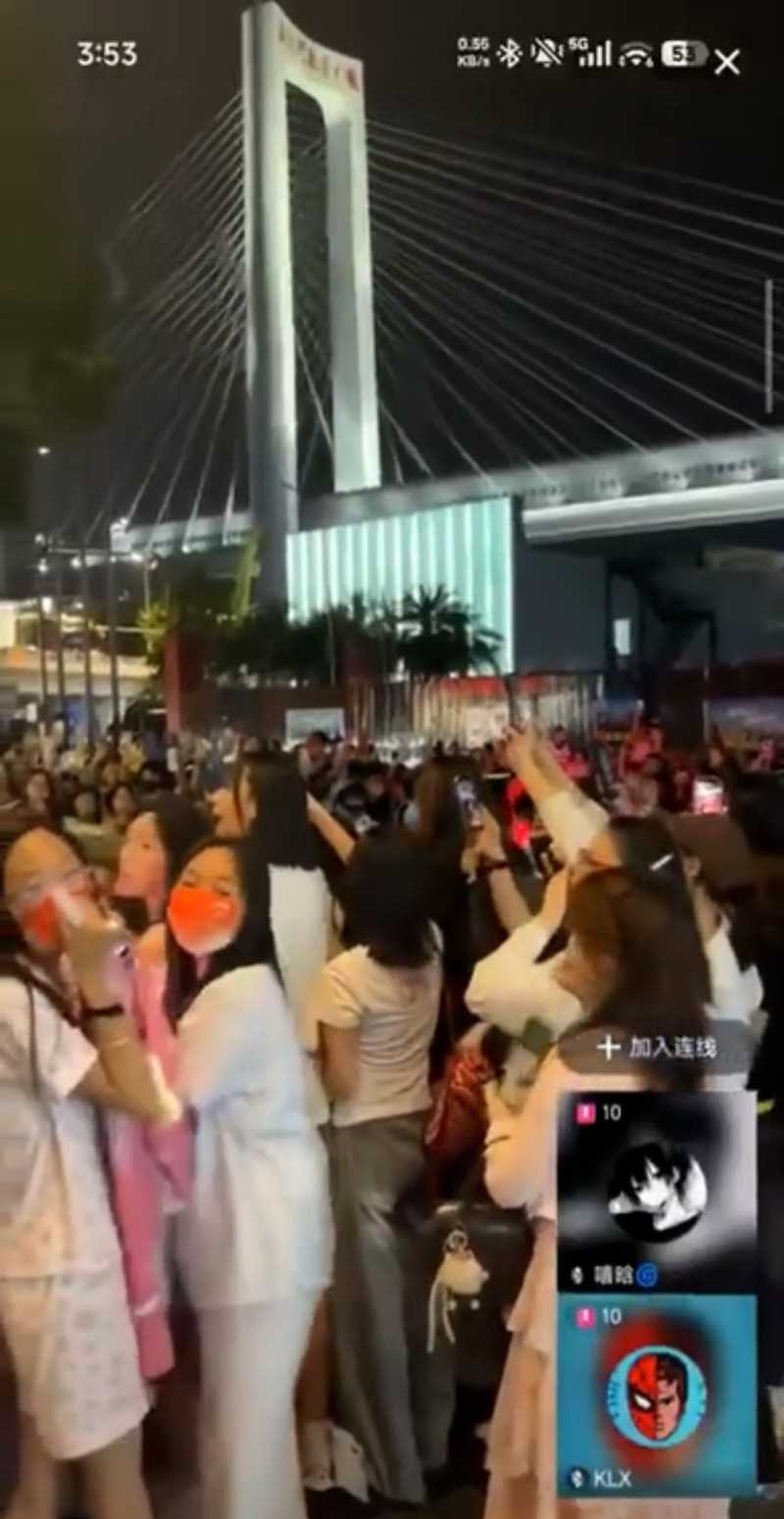 抖音热瓜 重庆时代峰峻总部楼下 一群博主狂喊 嘉豪 惹众怒 网传主播已经被捕 封面