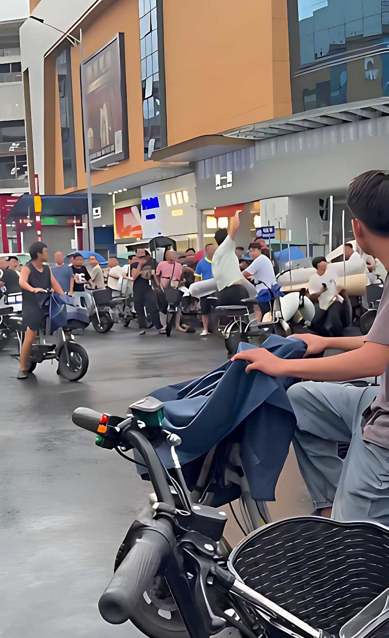 广州中大下雨天 俩电瓶车剐蹭引发街头血战 瘦弱眼镜男遭无情压制 封面