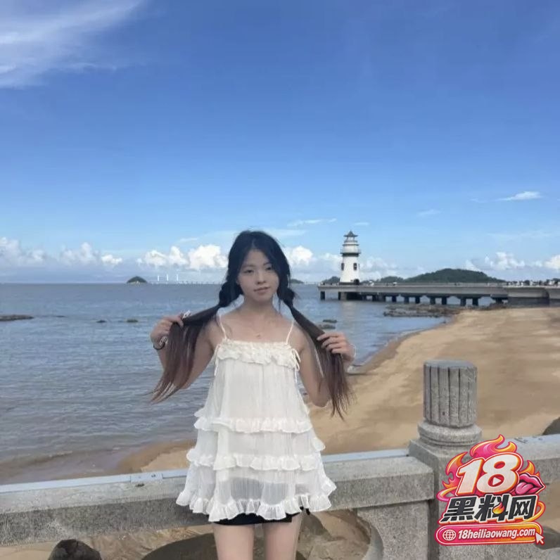 上海极品学生妹 李金 瞒着男友跟网友见面偷情约炮 被男友发现后一气之下爆出视频！ 封面