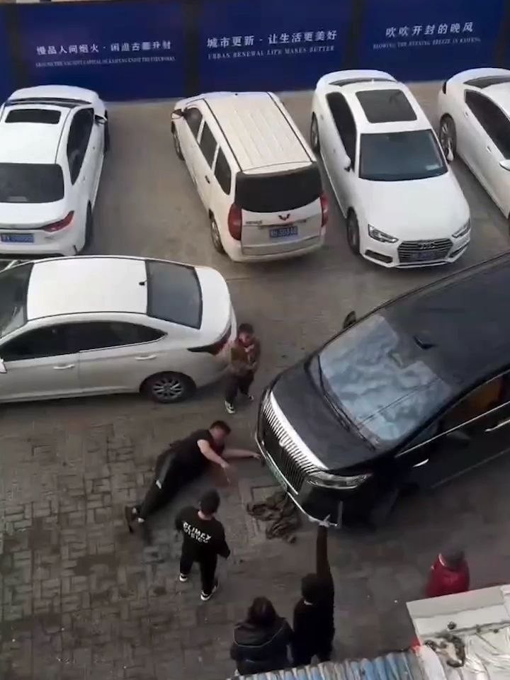 河南开封一男子情绪失控 铁头功连续怒撞商务车 行为过激吓坏路人！ 封面