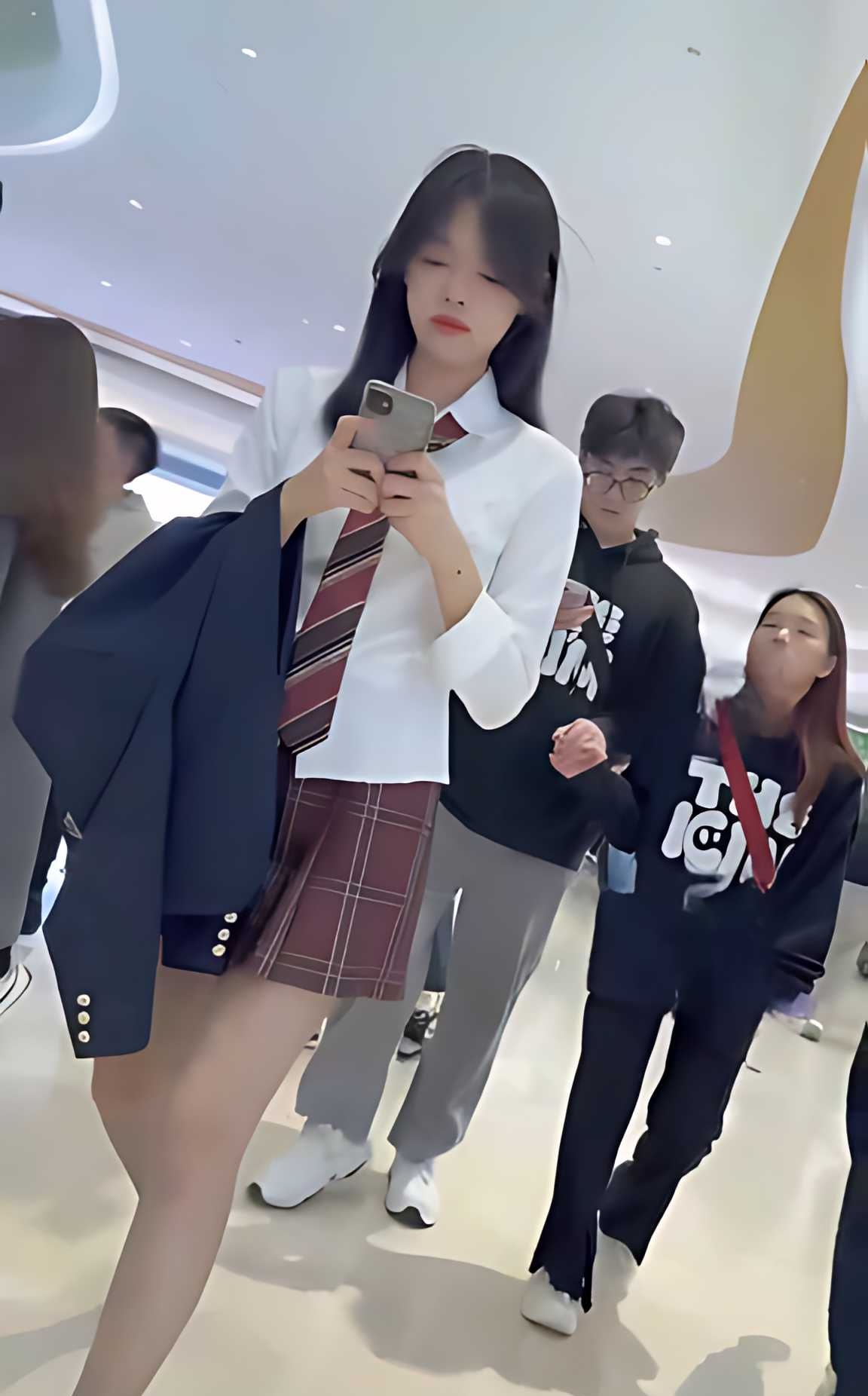 KFC街拍系列 JK制服学生妹逛街 专注玩手机被偷拍 裙底的风光一览无余 封面