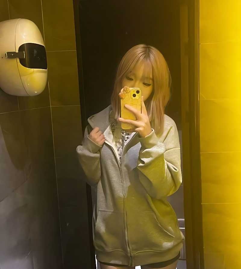 黄毛短发精神小妹 穿紫色丝袜玩仿真棒 嘴上玩完直接怼骚穴 封面