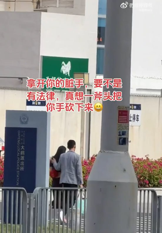 大型抓奸现场❗️🔥老婆偷情被逮现行 老公跟踪掌握证据 举手机怼脸直拍 奸夫淫妇百口莫辩！ 封面