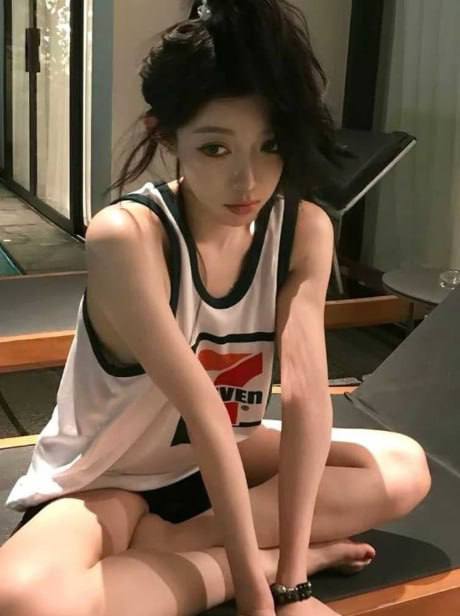 抖音千万网红 小伊伊 三亚偷玩3P群交被抓包 封面