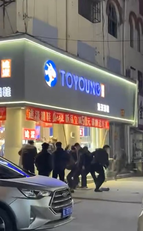 山东菏泽曹县 白衣男被精神小伙组团当街群殴！棍棒大乱斗 脑袋开瓢 鲜血四溅！ 封面