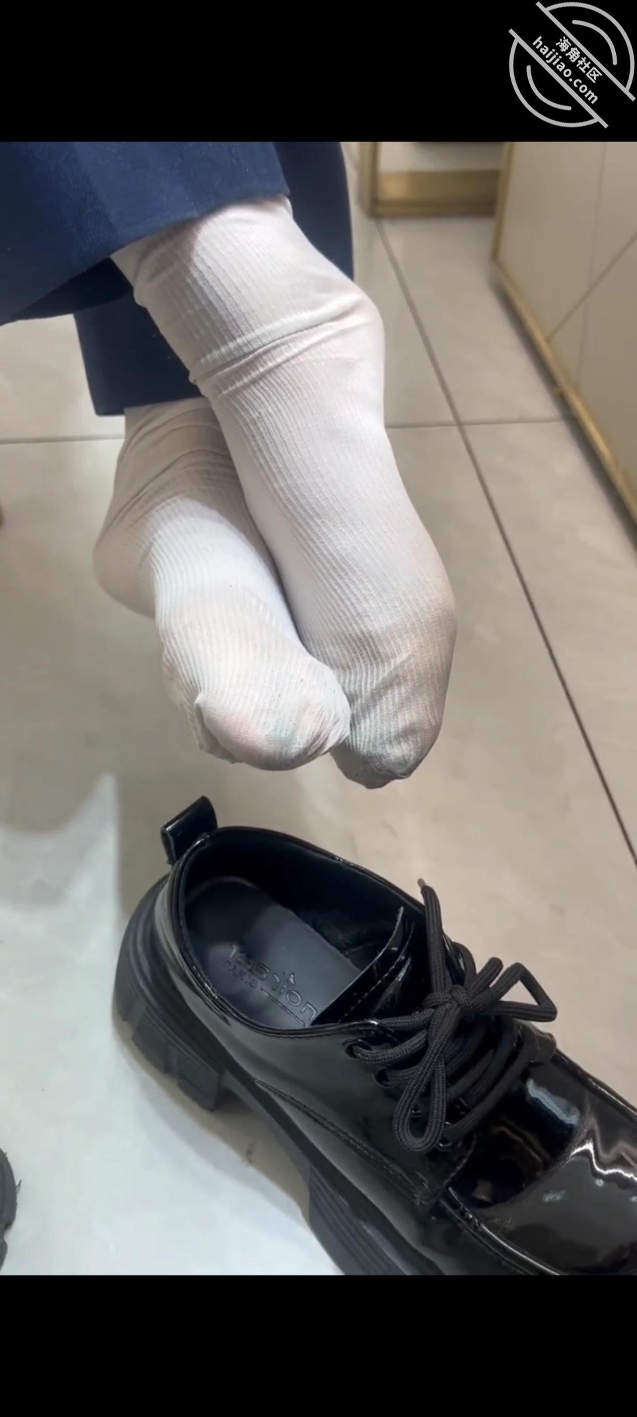 (福利贴)珠宝店小姐姐的浓臭白袜 封面