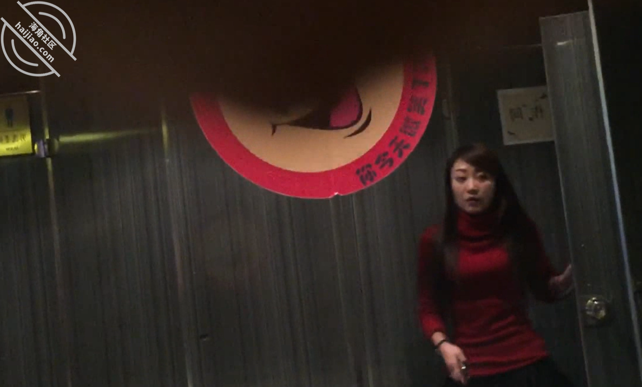 美女少妇尿尿 封面