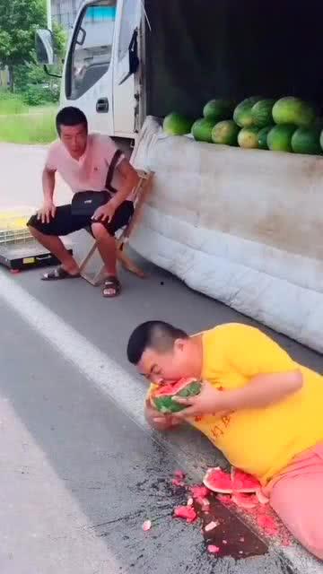 胖子吃蜜瓜视频,趣味横生吃瓜大作战！