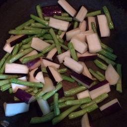 茄瓜炒着吃,茄瓜炒制，色香味俱全