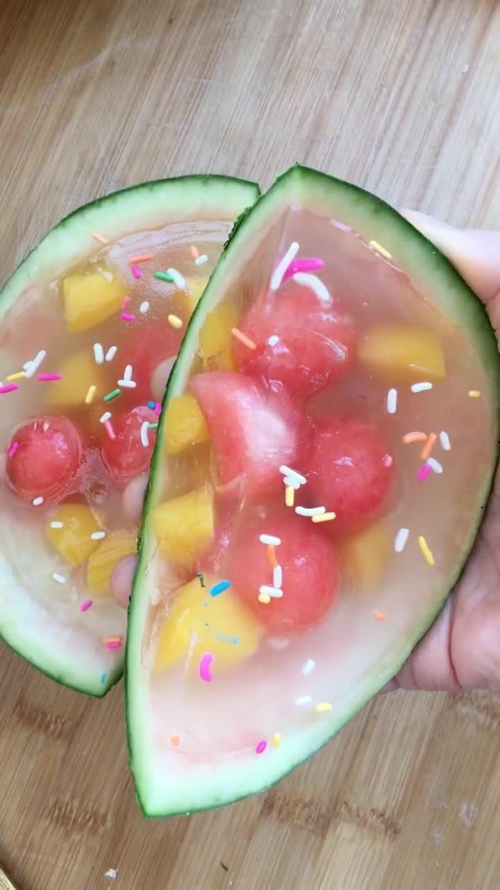 吃瓜还是吃果冻好吃,吃瓜还是吃果冻，谁才是美味之王？”