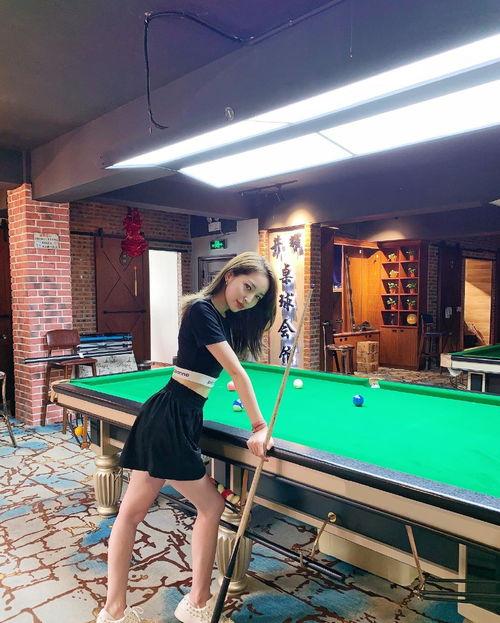 王钟瑶台球吃瓜