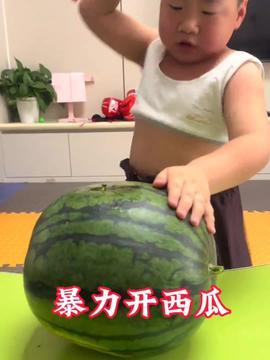 小孩吃瓜好吃,小孩吃瓜的甜蜜时光