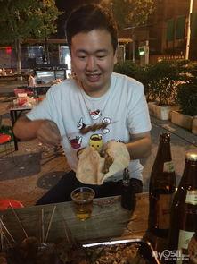 胖子吃瓜图片,胖达人瓜田乐享夏日时光